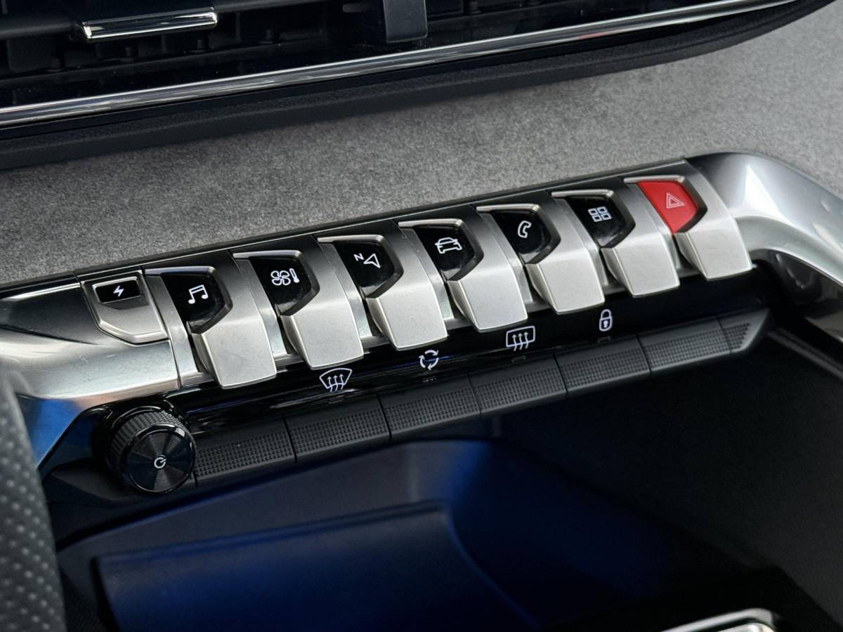 Peugeot 3008 Peugeot 3008 1.6 HYbrid4 300 GT RIJKLAARPRIJS INC. 12MND BOVAG GARANTIE | PANORAMADAK| ADAPTIVE CRUISE CONTROL| STANDKACHEL| CAMERA VOOR + ACHTER|
