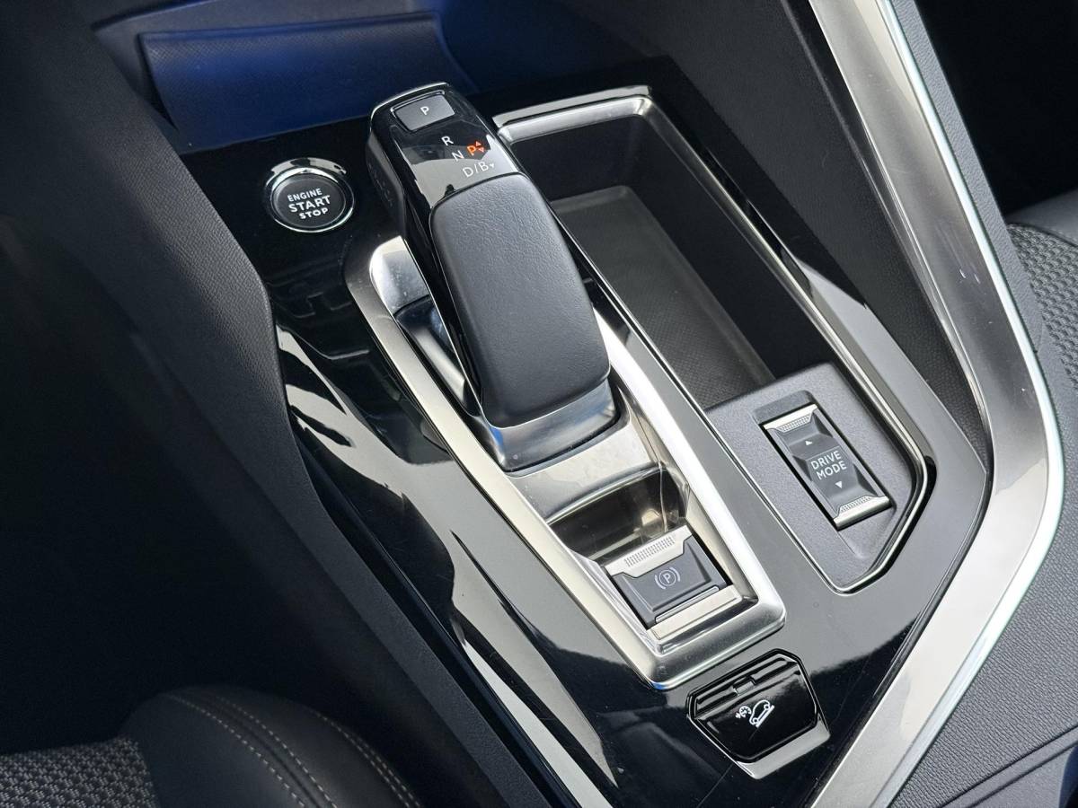 Peugeot 3008 Peugeot 3008 1.6 HYbrid4 300 GT RIJKLAARPRIJS INC. 12MND BOVAG GARANTIE | PANORAMADAK| ADAPTIVE CRUISE CONTROL| STANDKACHEL| CAMERA VOOR + ACHTER|