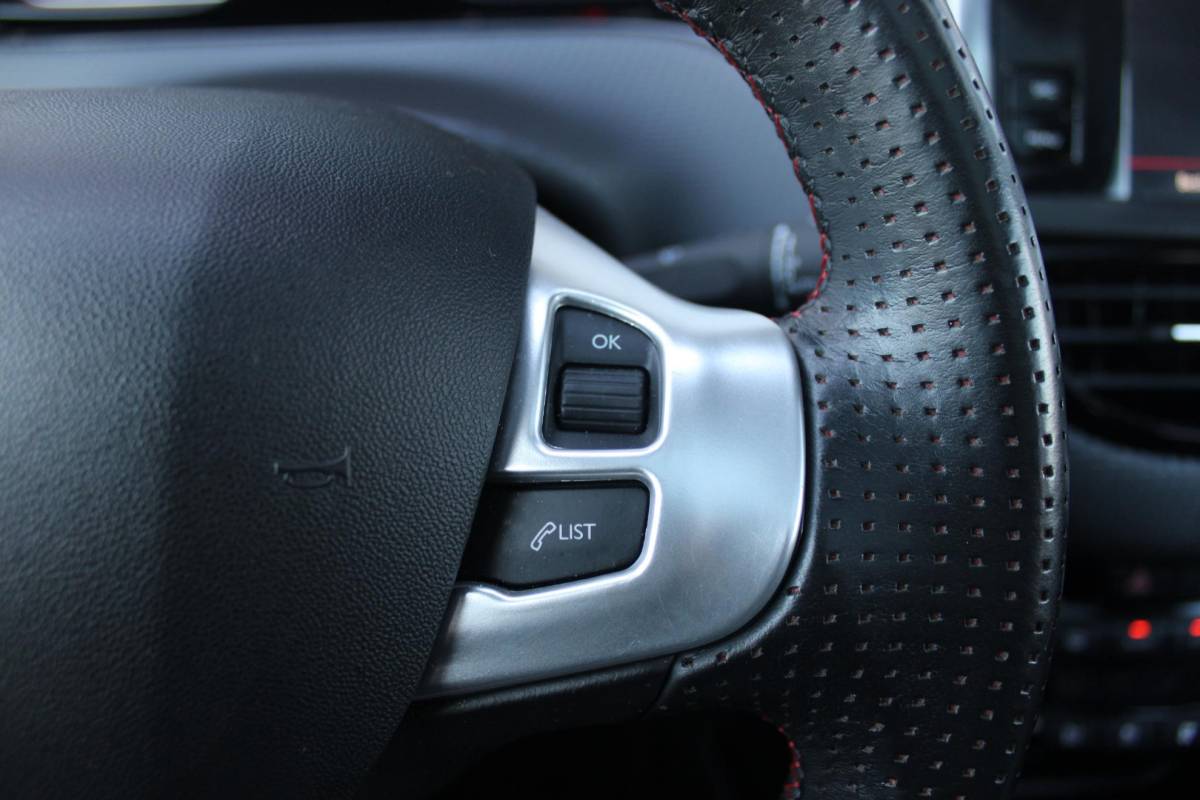 Peugeot 2008 Peugeot 2008 1.2 130PK GT-LINE | PANORAMA DAK | GRIP CONTROL | CRUISE CONTROL | DAB+ RADIO | APPLE CARPLAY/ANDROID AUTO | NAVIGATIE | ACHTERUITRIJ CAMERA | 17″ LICHTMETALEN VELGEN “BLACK” | CLIMATE CONTROL | PARKEERSENSOREN VOOR + ACHTER | GETINTE ACHTERRUITEN | ZWARTE DAK RELING |