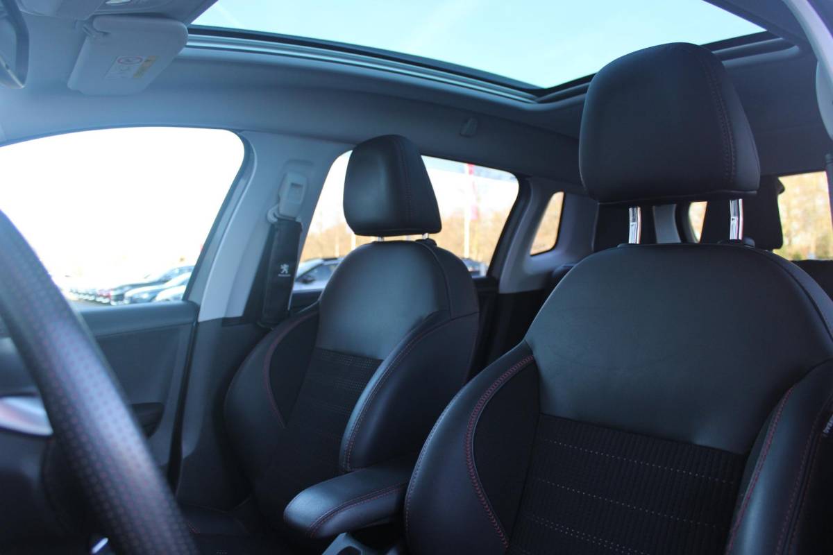 Peugeot 2008 Peugeot 2008 1.2 130PK GT-LINE | PANORAMA DAK | GRIP CONTROL | CRUISE CONTROL | DAB+ RADIO | APPLE CARPLAY/ANDROID AUTO | NAVIGATIE | ACHTERUITRIJ CAMERA | 17″ LICHTMETALEN VELGEN “BLACK” | CLIMATE CONTROL | PARKEERSENSOREN VOOR + ACHTER | GETINTE ACHTERRUITEN | ZWARTE DAK RELING |