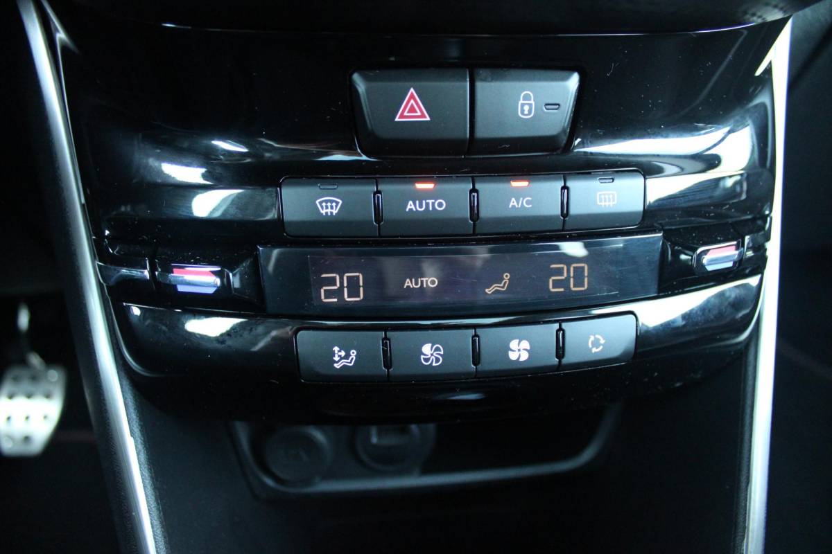 Peugeot 2008 Peugeot 2008 1.2 130PK GT-LINE | PANORAMA DAK | GRIP CONTROL | CRUISE CONTROL | DAB+ RADIO | APPLE CARPLAY/ANDROID AUTO | NAVIGATIE | ACHTERUITRIJ CAMERA | 17″ LICHTMETALEN VELGEN “BLACK” | CLIMATE CONTROL | PARKEERSENSOREN VOOR + ACHTER | GETINTE ACHTERRUITEN | ZWARTE DAK RELING |