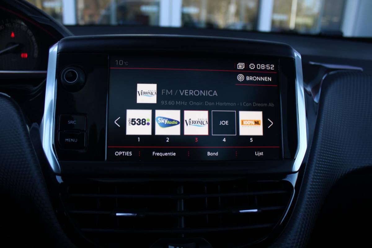 Peugeot 2008 Peugeot 2008 1.2 130PK GT-LINE | PANORAMA DAK | GRIP CONTROL | CRUISE CONTROL | DAB+ RADIO | APPLE CARPLAY/ANDROID AUTO | NAVIGATIE | ACHTERUITRIJ CAMERA | 17″ LICHTMETALEN VELGEN “BLACK” | CLIMATE CONTROL | PARKEERSENSOREN VOOR + ACHTER | GETINTE ACHTERRUITEN | ZWARTE DAK RELING |