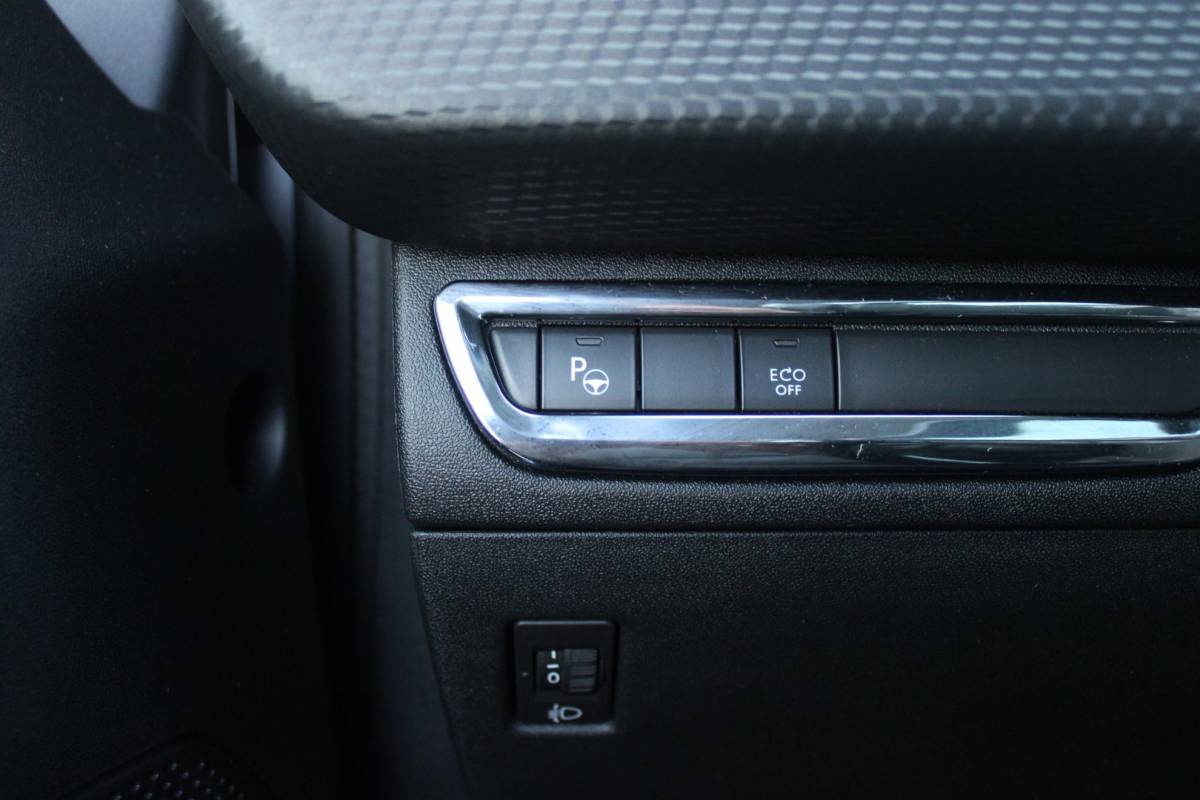 Peugeot 2008 Peugeot 2008 1.2 130PK GT-LINE | PANORAMA DAK | GRIP CONTROL | CRUISE CONTROL | DAB+ RADIO | APPLE CARPLAY/ANDROID AUTO | NAVIGATIE | ACHTERUITRIJ CAMERA | 17″ LICHTMETALEN VELGEN “BLACK” | CLIMATE CONTROL | PARKEERSENSOREN VOOR + ACHTER | GETINTE ACHTERRUITEN | ZWARTE DAK RELING |
