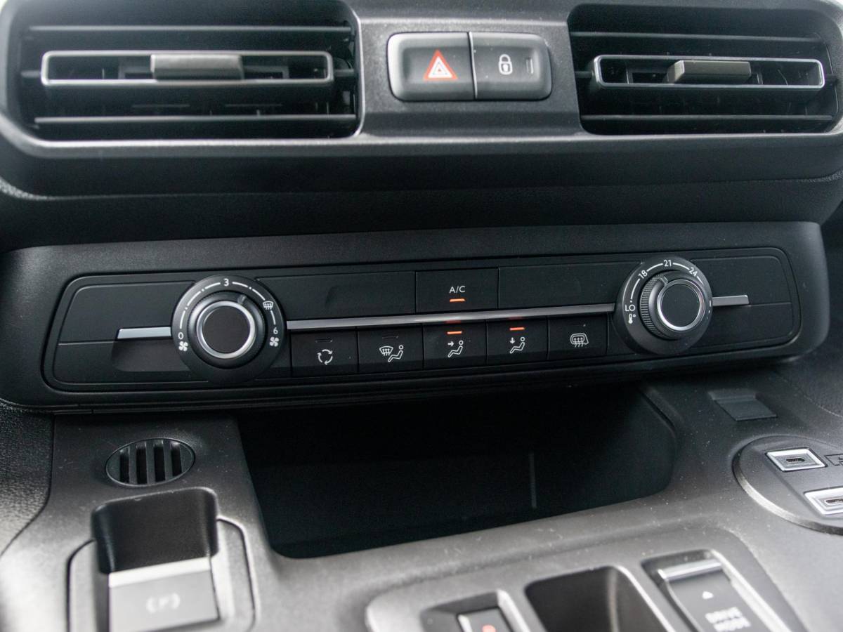 Fiat E-Doblò Fiat E-Doblò 136 L2 50 kWh | Navi | Stoelverwarming | Laadruimte Pack | Apple Carplay | Camera | BSM | PDC V&A | LED