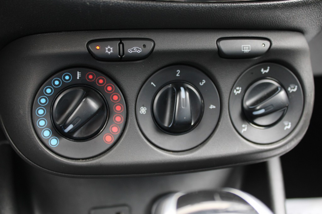 Opel Corsa-e Opel Corsa-e 1.4 90pk Business+ automaat rolstoellift airco/handgas+rem/trekhaak 5-deurs