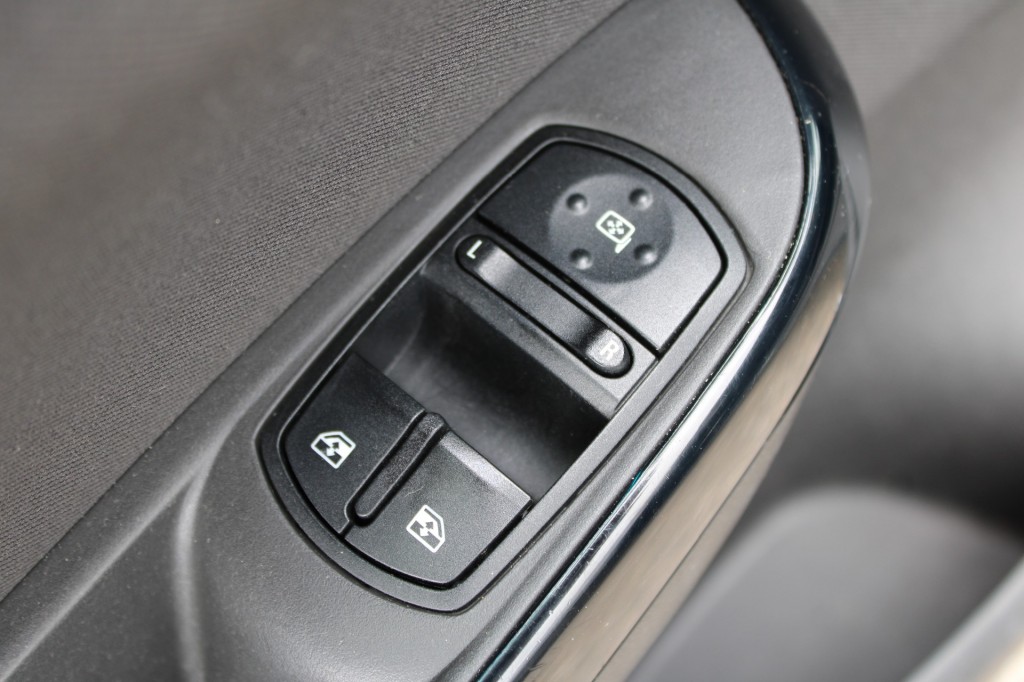 Opel Corsa-e Opel Corsa-e 1.4 90pk Business+ automaat rolstoellift airco/handgas+rem/trekhaak 5-deurs