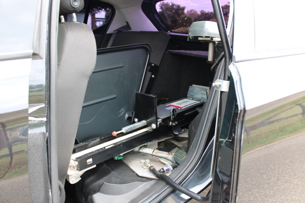 Opel Corsa-e Opel Corsa-e 1.4 90pk Business+ automaat rolstoellift airco/handgas+rem/trekhaak 5-deurs