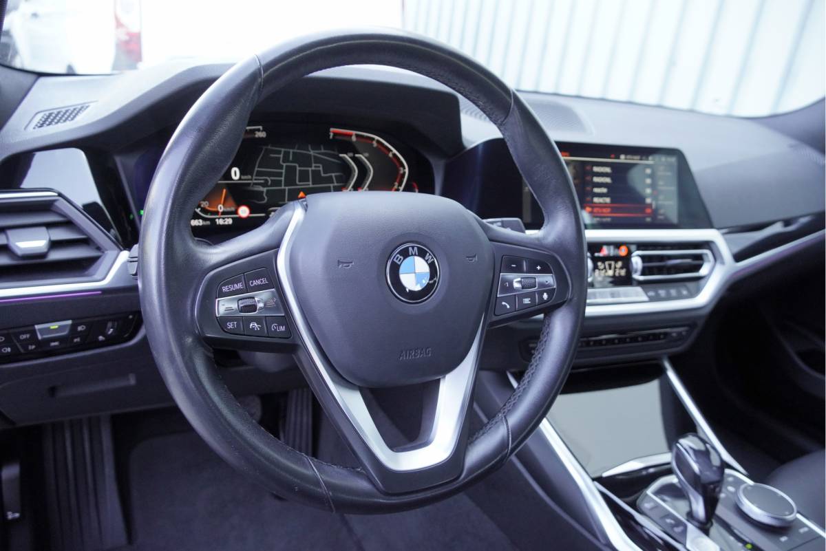 BMW 3 Serie BMW 3-serie Touring 318i Automaat! High Executive Edition BJ2021 Lmv 18″ | Led V+A | Pdc | Elek. achterklep | Navi | Virtual cockpit | Dashboard verlichting | Climate control | Cruise control | Lederen bekleding | Sportstoelen | Verwarmde voorstoelen | Zwarte hemel