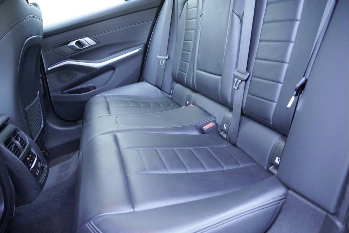 BMW 3 Serie BMW 3-serie Touring 318i Automaat! High Executive Edition BJ2021 Lmv 18″ | Led V+A | Pdc | Elek. achterklep | Navi | Virtual cockpit | Dashboard verlichting | Climate control | Cruise control | Lederen bekleding | Sportstoelen | Verwarmde voorstoelen | Zwarte hemel
