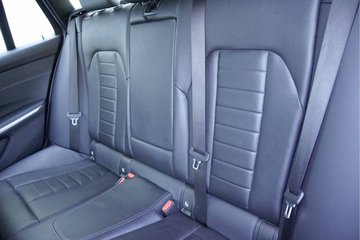 BMW 3 Serie BMW 3-serie Touring 318i Automaat! High Executive Edition BJ2021 Lmv 18″ | Led V+A | Pdc | Elek. achterklep | Navi | Virtual cockpit | Dashboard verlichting | Climate control | Cruise control | Lederen bekleding | Sportstoelen | Verwarmde voorstoelen | Zwarte hemel