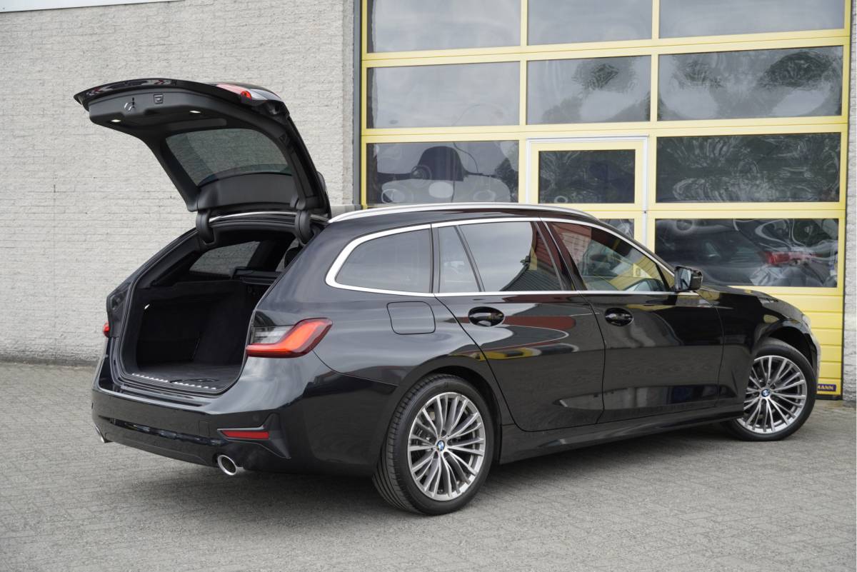 BMW 3 Serie BMW 3-serie Touring 318i Automaat! High Executive Edition BJ2021 Lmv 18″ | Led V+A | Pdc | Elek. achterklep | Navi | Virtual cockpit | Dashboard verlichting | Climate control | Cruise control | Lederen bekleding | Sportstoelen | Verwarmde voorstoelen | Zwarte hemel
