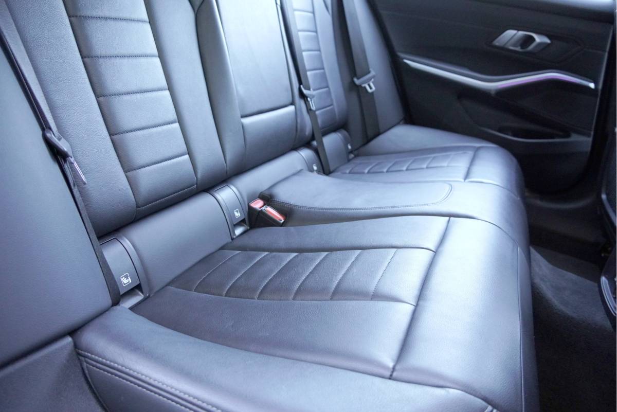 BMW 3 Serie BMW 3-serie Touring 318i Automaat! High Executive Edition BJ2021 Lmv 18″ | Led V+A | Pdc | Elek. achterklep | Navi | Virtual cockpit | Dashboard verlichting | Climate control | Cruise control | Lederen bekleding | Sportstoelen | Verwarmde voorstoelen | Zwarte hemel
