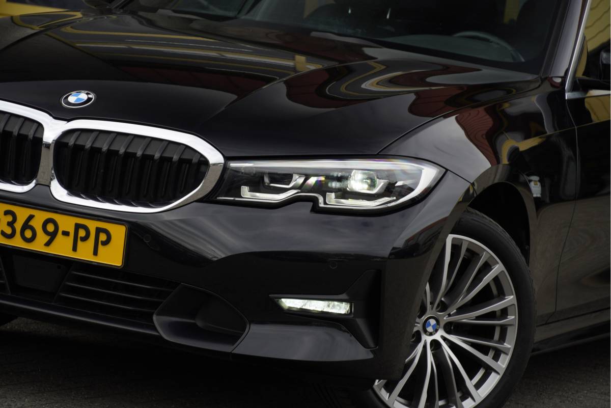 BMW 3 Serie BMW 3-serie Touring 318i Automaat! High Executive Edition BJ2021 Lmv 18″ | Led V+A | Pdc | Elek. achterklep | Navi | Virtual cockpit | Dashboard verlichting | Climate control | Cruise control | Lederen bekleding | Sportstoelen | Verwarmde voorstoelen | Zwarte hemel