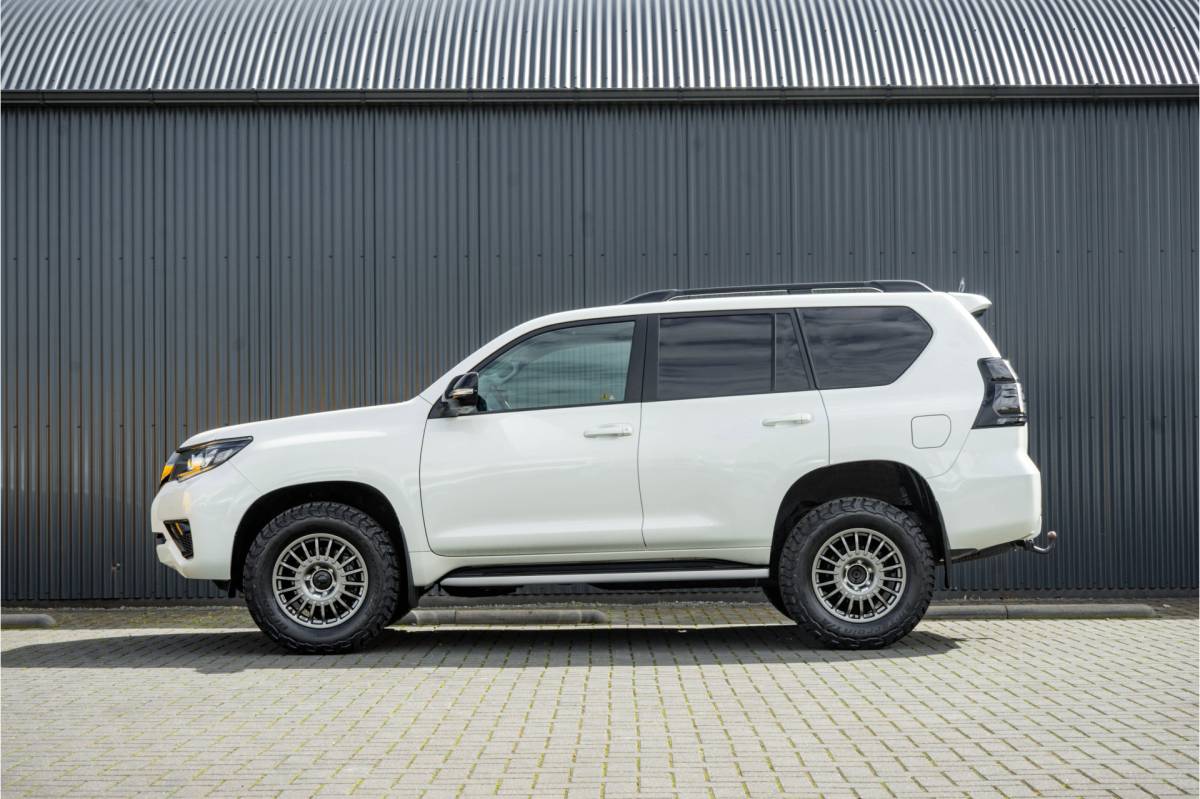 Toyota Land Cruiser Toyota Land Cruiser 2.8D-4D | 204 PK | 4X4 | Vol Opties | Automaat | Luchtvering | 360° camera | Adapt.Cruise | Stoelverw. & -koeling | LED