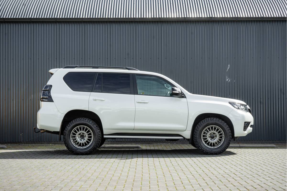 Toyota Land Cruiser Toyota Land Cruiser 2.8D-4D | 204 PK | 4X4 | Vol Opties | Automaat | Luchtvering | 360° camera | Adapt.Cruise | Stoelverw. & -koeling | LED