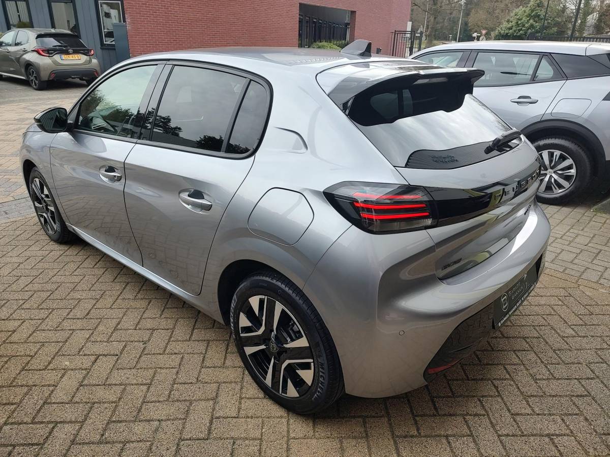 Peugeot 208 Peugeot 208 1.2 Hybrid 110 e-DCS6 Allure Automaat Carplay-Navigatie Led