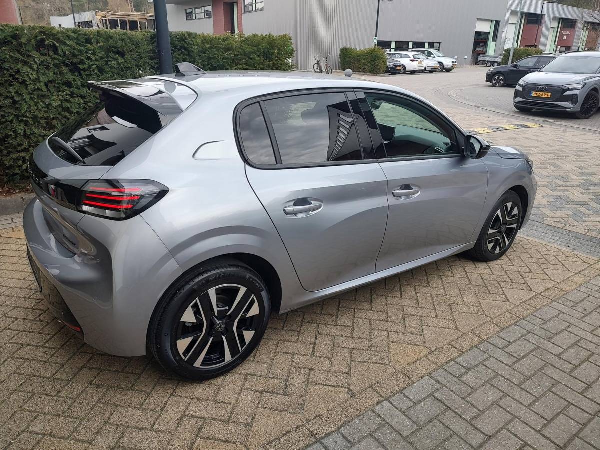 Peugeot 208 Peugeot 208 1.2 Hybrid 110 e-DCS6 Allure Automaat Carplay-Navigatie Led