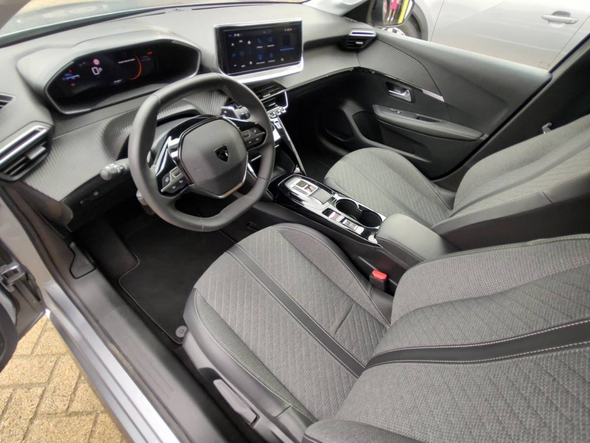 Peugeot 208 Peugeot 208 1.2 Hybrid 110 e-DCS6 Allure Automaat Carplay-Navigatie Led