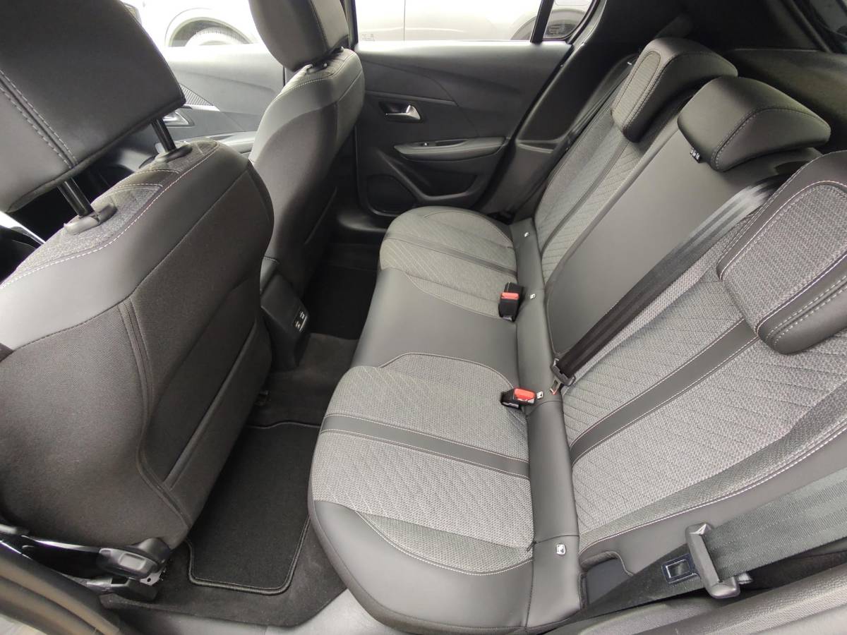 Peugeot 208 Peugeot 208 1.2 Hybrid 110 e-DCS6 Allure Automaat Carplay-Navigatie Led