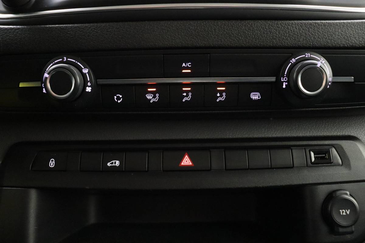 Peugeot Expert Peugeot Expert 227S 2.0 BlueHDI 180pk Automaat Premium Pack | 2-Zits | Trekhaak | Grip Control | Navigatie | Achteruitrijcamera | Airco | Cruise Control | Dodehoeksensor | Laadruimte betimmering