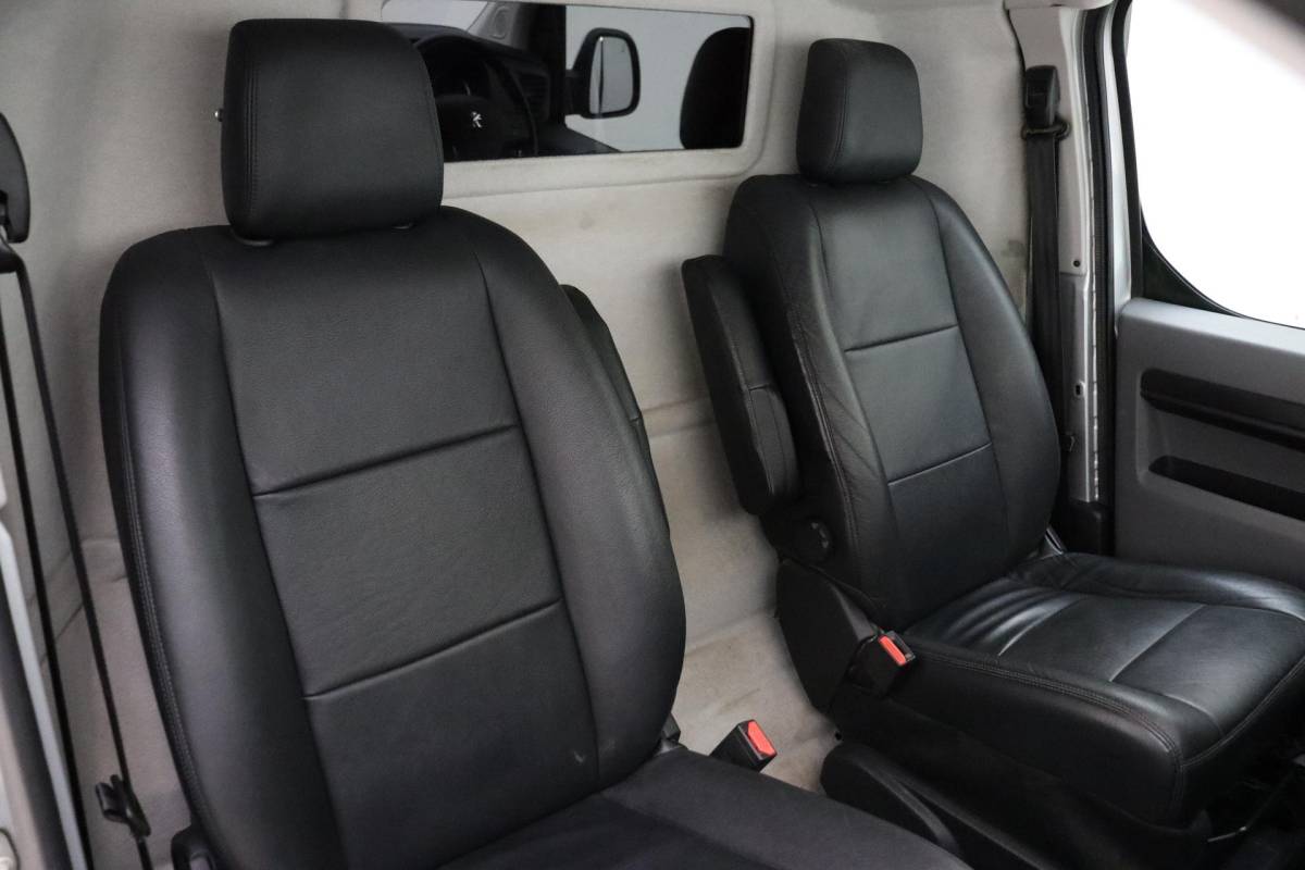Peugeot Expert Peugeot Expert 227S 2.0 BlueHDI 180pk Automaat Premium Pack | 2-Zits | Trekhaak | Grip Control | Navigatie | Achteruitrijcamera | Airco | Cruise Control | Dodehoeksensor | Laadruimte betimmering