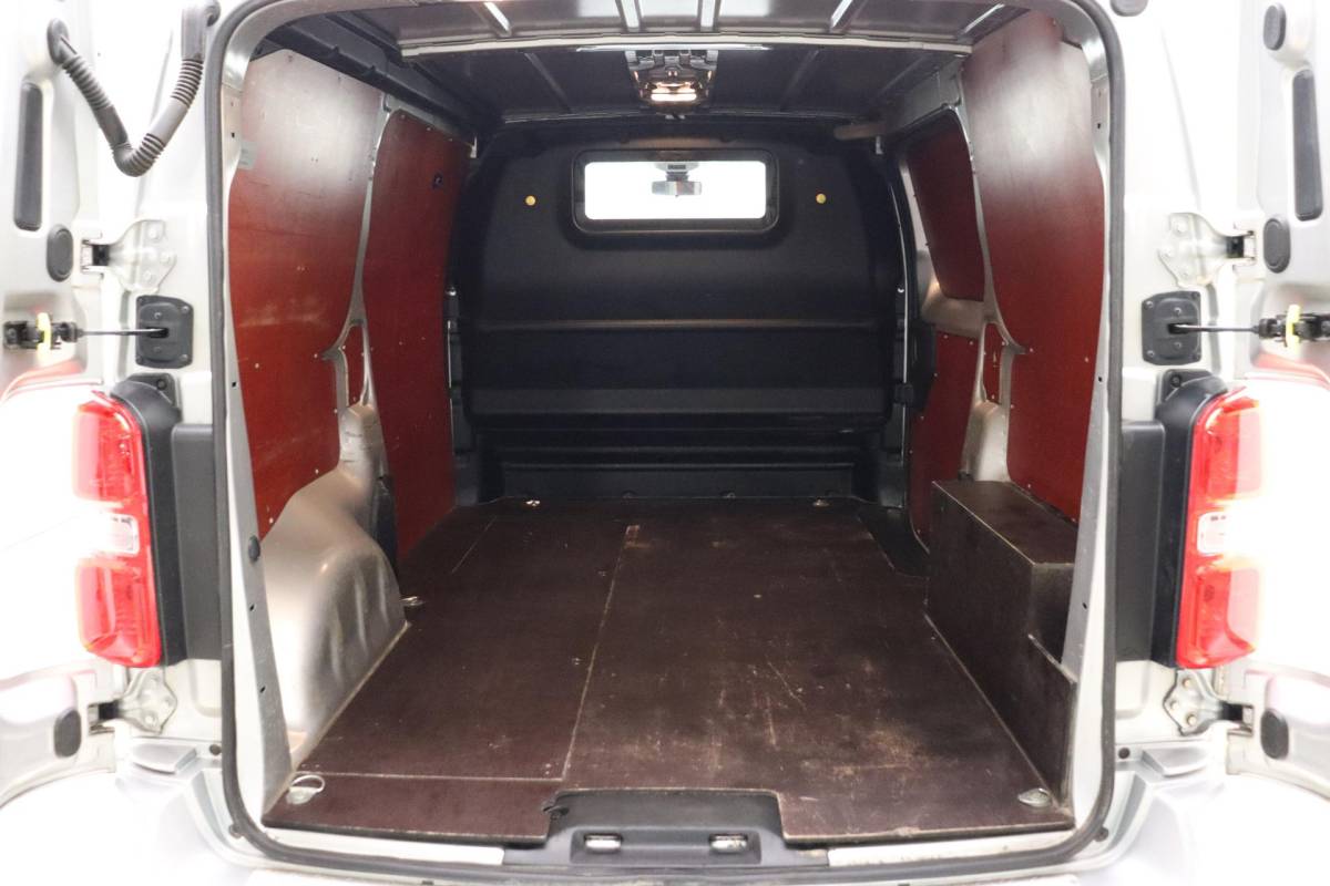 Peugeot Expert Peugeot Expert 227S 2.0 BlueHDI 180pk Automaat Premium Pack | 2-Zits | Trekhaak | Grip Control | Navigatie | Achteruitrijcamera | Airco | Cruise Control | Dodehoeksensor | Laadruimte betimmering