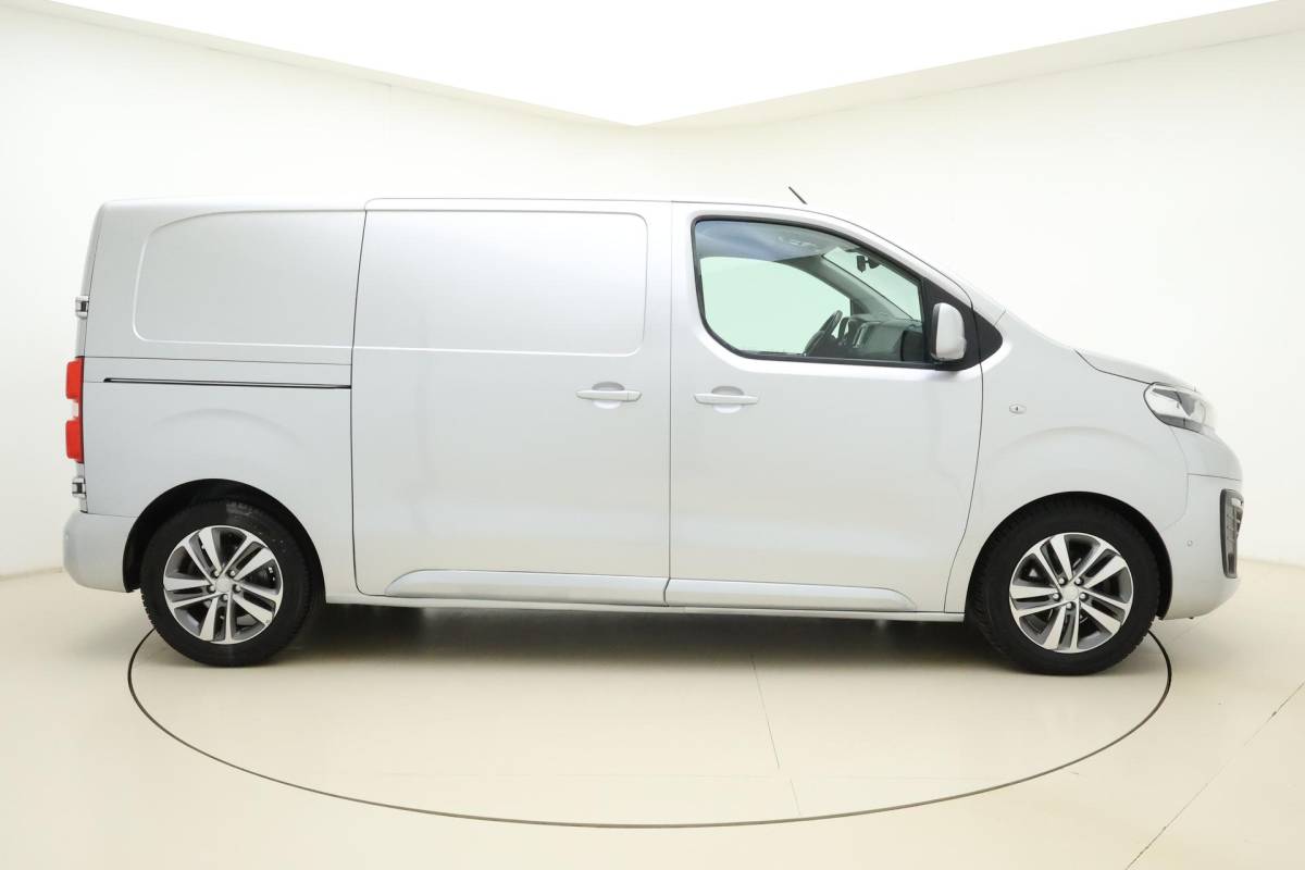 Peugeot Expert Peugeot Expert 227S 2.0 BlueHDI 180pk Automaat Premium Pack | 2-Zits | Trekhaak | Grip Control | Navigatie | Achteruitrijcamera | Airco | Cruise Control | Dodehoeksensor | Laadruimte betimmering