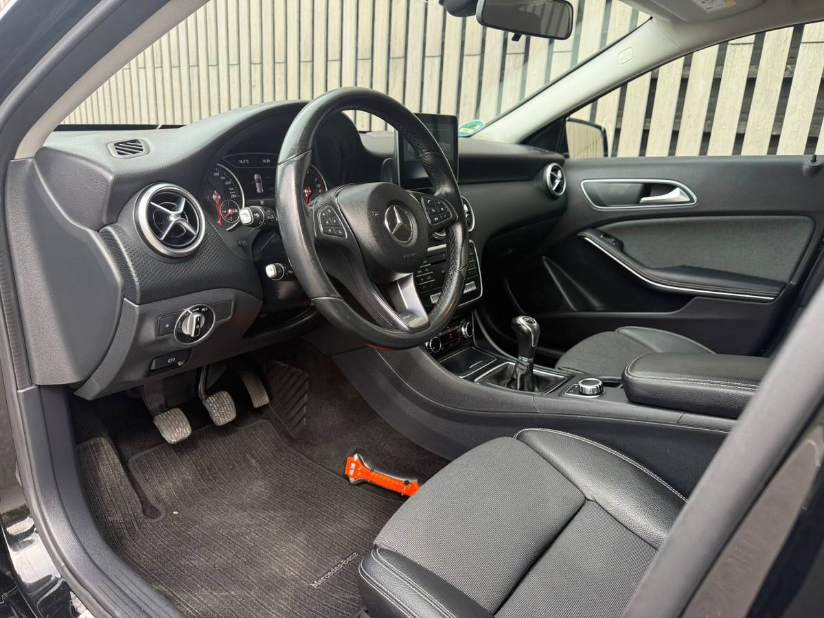 Mercedes-Benz A-Klasse Mercedes-Benz A-klasse 160 Ambition /Led / Cruise / Navigatie