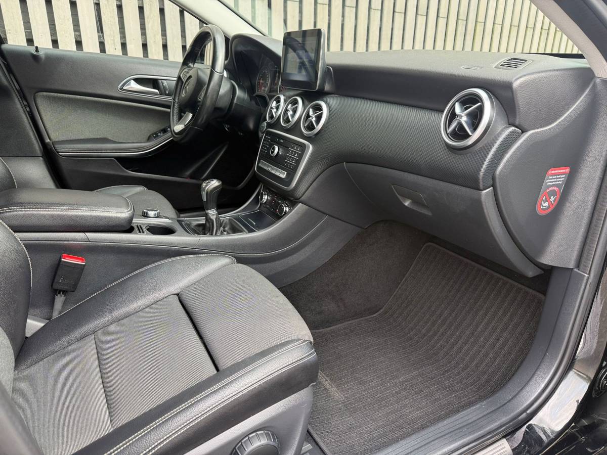Mercedes-Benz A-Klasse Mercedes-Benz A-klasse 160 Ambition /Led / Cruise / Navigatie