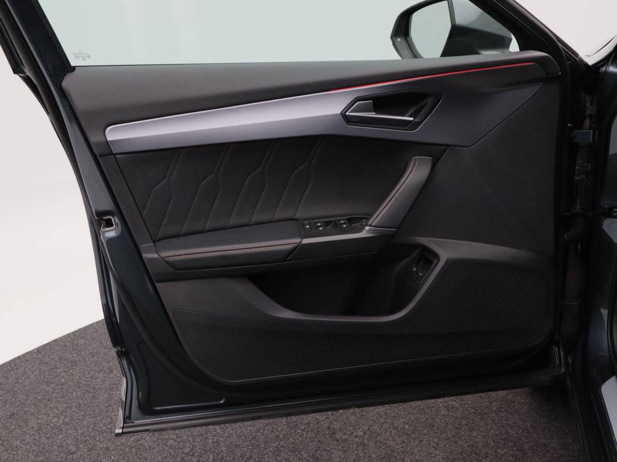 CUPRA Formentor CUPRA Formentor 1.4 e-Hybrid 204 Pk | Stoel/Stuur Verwarming | Panoramadak | Full LED | Adaptive Cruise | Navigatie | CarPlay | 19 Inch | 42.420 Km !!