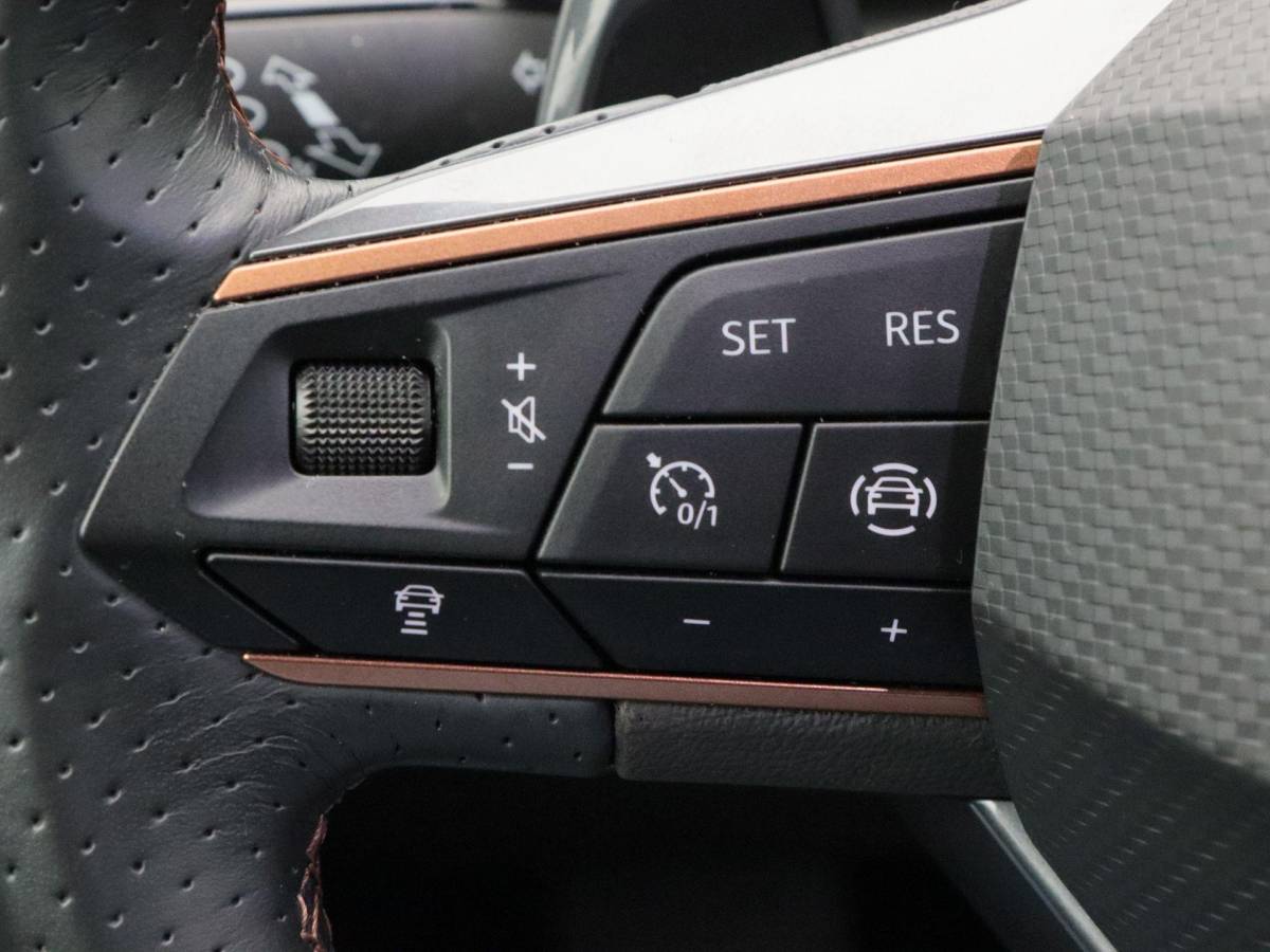 CUPRA Formentor CUPRA Formentor 1.4 e-Hybrid 204 Pk | Stoel/Stuur Verwarming | Panoramadak | Full LED | Adaptive Cruise | Navigatie | CarPlay | 19 Inch | 42.420 Km !!