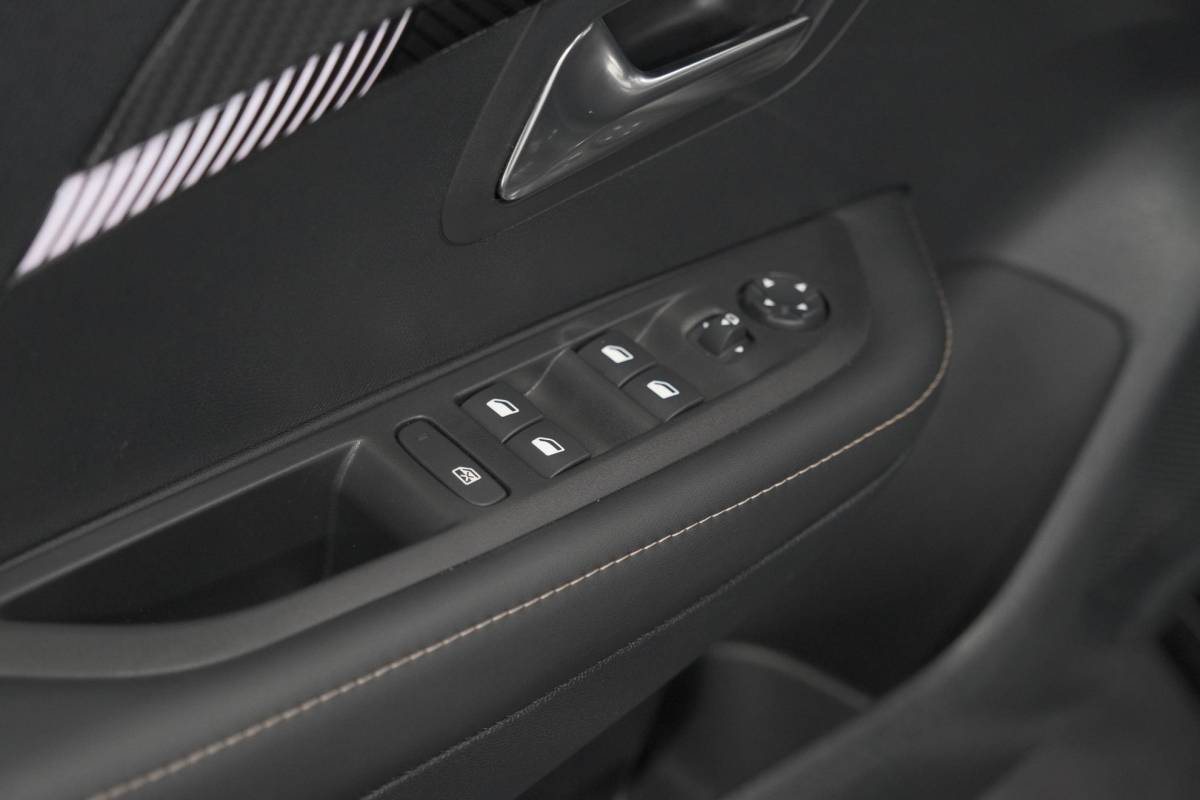Peugeot 208 Peugeot 208 PureTech 100 Allure | Apple Carplay | Parkeersensoren | Climate Control