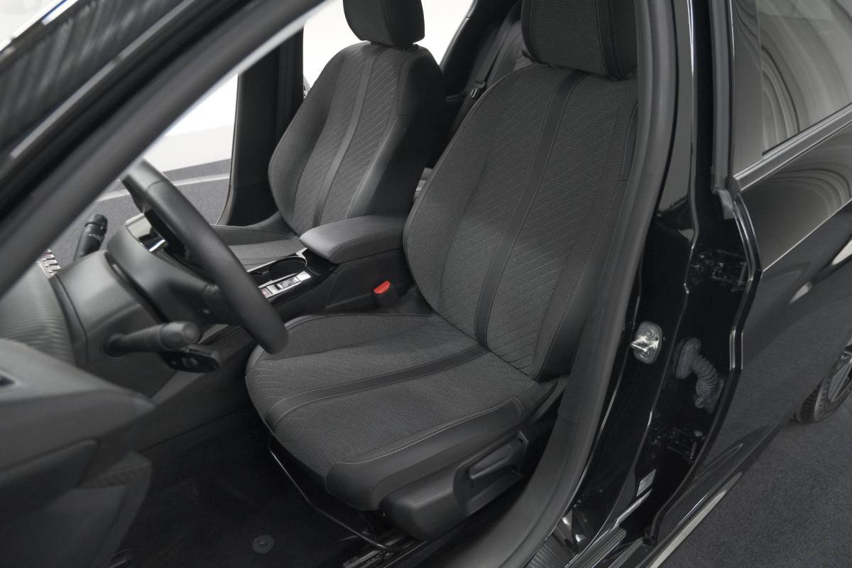 Peugeot 208 Peugeot 208 PureTech 100 Allure | Apple Carplay | Parkeersensoren | Climate Control