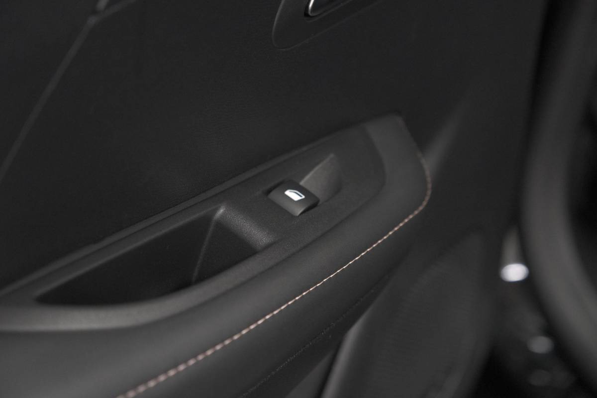 Peugeot 208 Peugeot 208 PureTech 100 Allure | Apple Carplay | Parkeersensoren | Climate Control