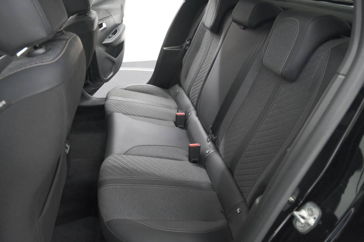 Peugeot 208 Peugeot 208 PureTech 100 Allure | Apple Carplay | Parkeersensoren | Climate Control
