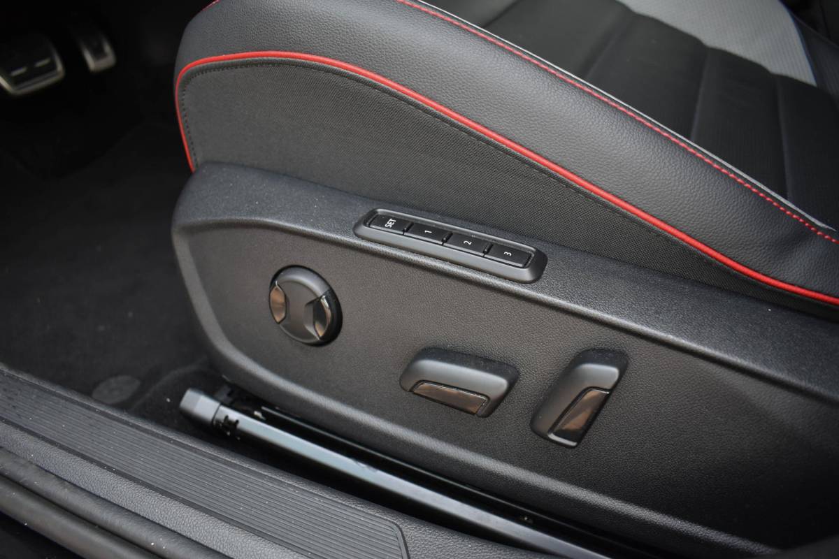 Volkswagen Golf Volkswagen Golf 2.0 TSI GTI Pano Leder ELC Stoelen Cam IQ Zitklima