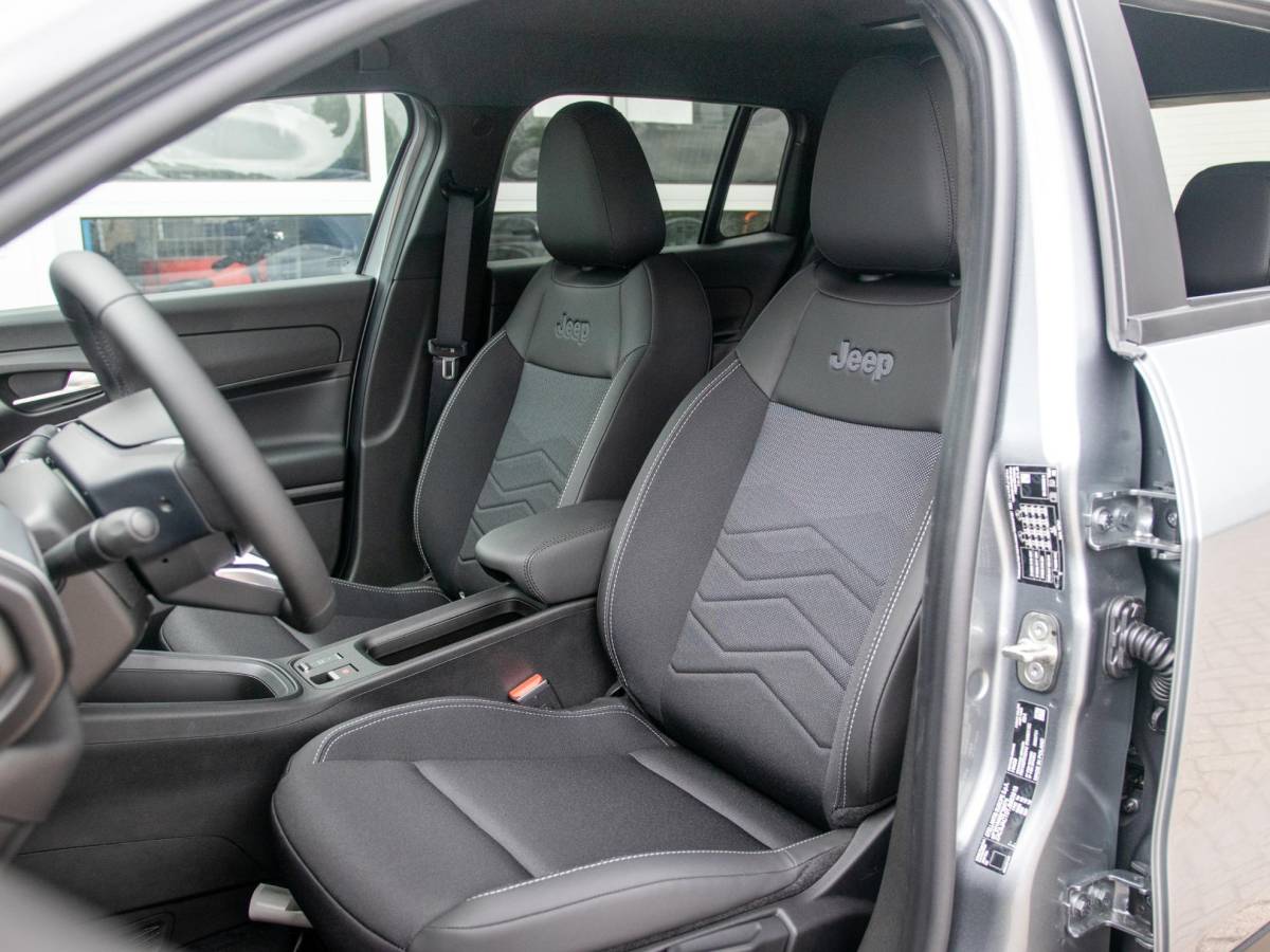 Jeep Avenger Jeep Avenger 1.2 e-Hybrid Black Edition | Infotainment&Conv. Pack | Winter Pack | Bicolore