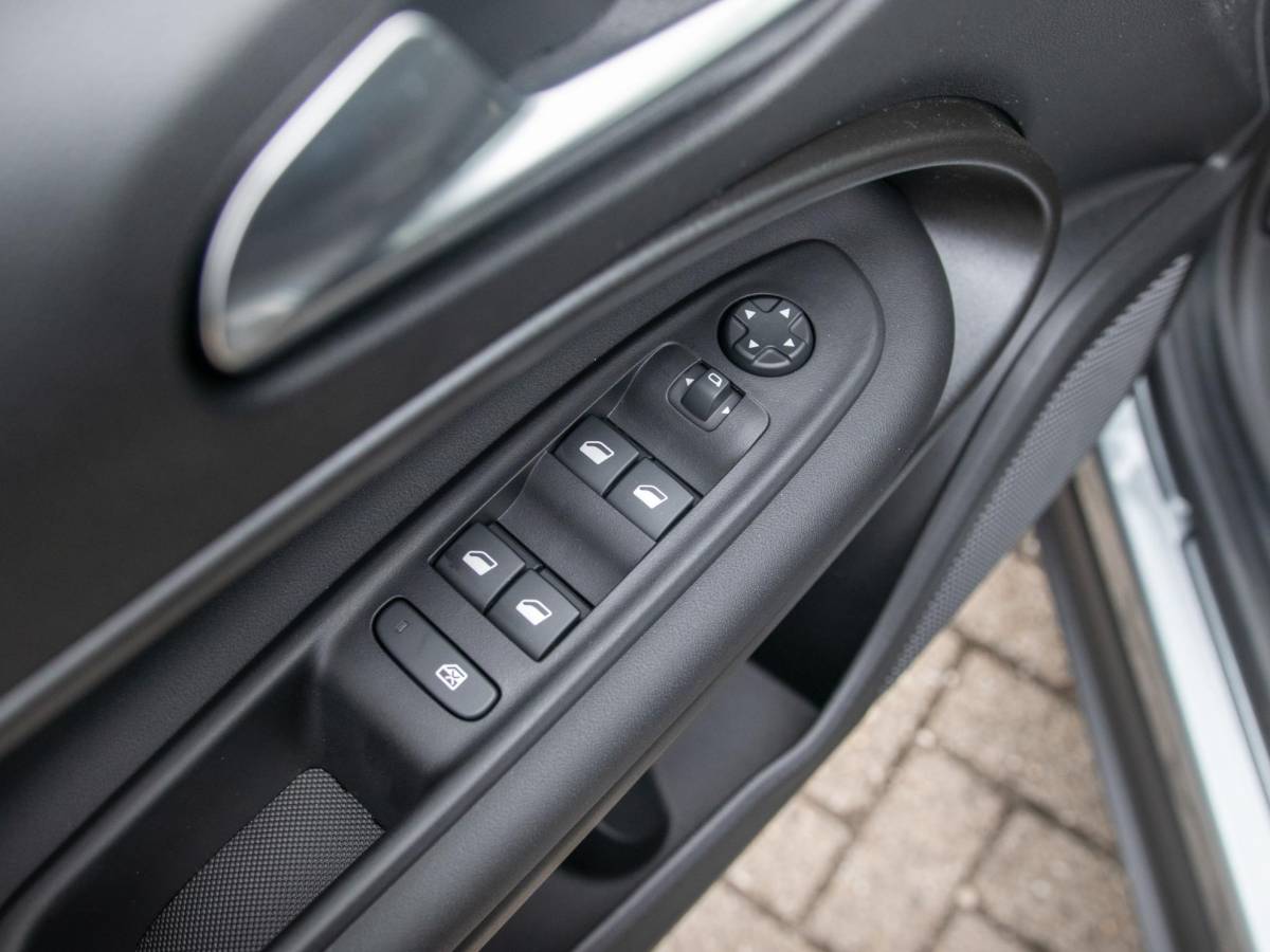 Jeep Avenger Jeep Avenger 1.2 e-Hybrid Black Edition | Infotainment&Conv. Pack | Winter Pack | Bicolore