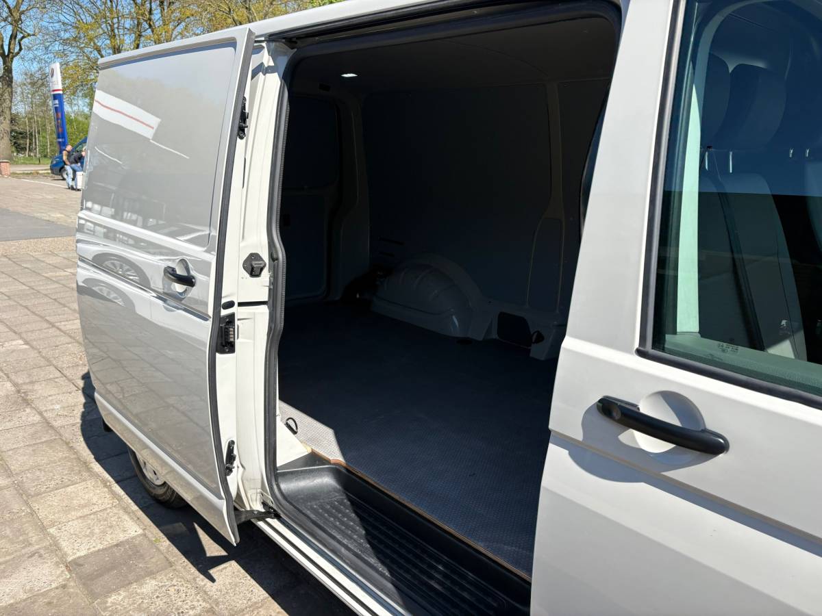 Volkswagen Transporter Volkswagen TRANSPORTER 2.0 TDI L2H1 150PK!|DSG Automaat|cruise control|airco|achteruitrijcamera|apple carplay|drie zitplaatsen