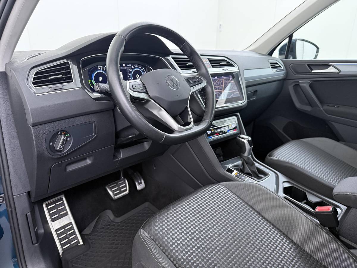 Volkswagen Tiguan Volkswagen Tiguan 1.4 TSI eHybrid PHEV DIRECT LEVERBAAR | RECENT ONDERHOUD UITGEVOERD | 360 CAMERA ZICHT | STOEL- EN STUURWIELVERWARMING | PANORAMADAK | INCLUSIEF 12 MAANDEN BOVAG-GARANTIE
