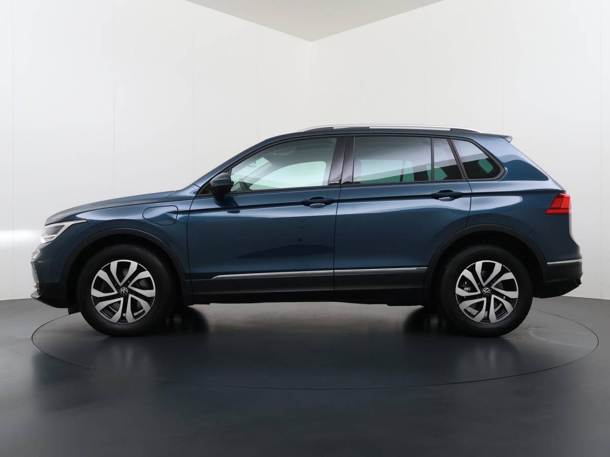 Volkswagen Tiguan Volkswagen Tiguan 1.4 TSI eHybrid PHEV DIRECT LEVERBAAR | RECENT ONDERHOUD UITGEVOERD | 360 CAMERA ZICHT | STOEL- EN STUURWIELVERWARMING | PANORAMADAK | INCLUSIEF 12 MAANDEN BOVAG-GARANTIE