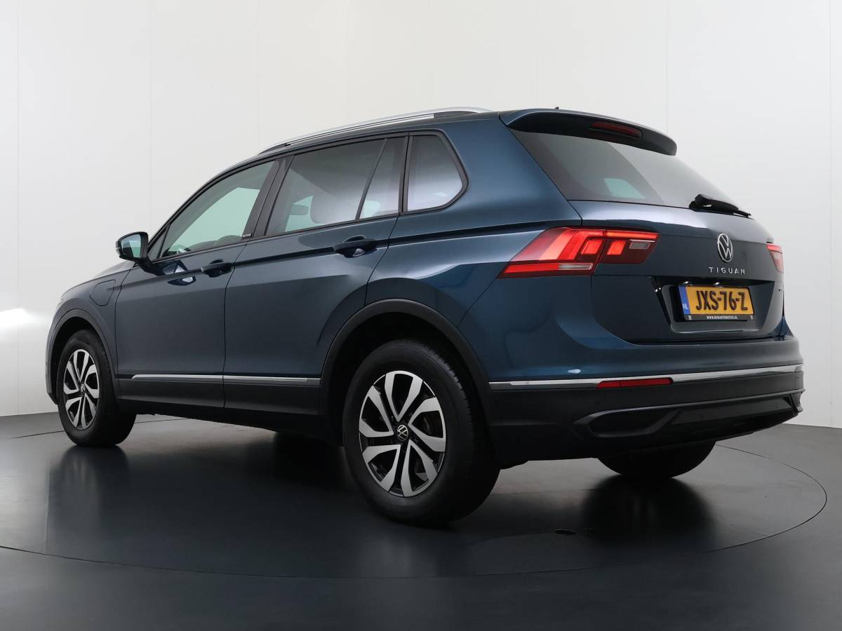 Volkswagen Tiguan Volkswagen Tiguan 1.4 TSI eHybrid PHEV DIRECT LEVERBAAR | RECENT ONDERHOUD UITGEVOERD | 360 CAMERA ZICHT | STOEL- EN STUURWIELVERWARMING | PANORAMADAK | INCLUSIEF 12 MAANDEN BOVAG-GARANTIE