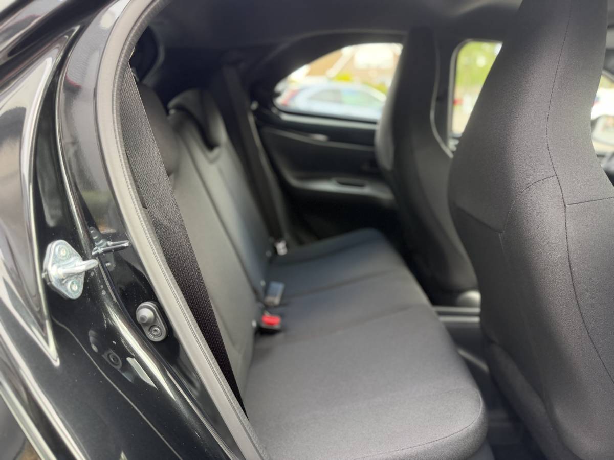 Toyota Aygo Toyota Aygo X Hybrid 115 Play + Go+ Pack Lichtmetalen velgen, Voorstoelen verwarmd, Cruise control, Climate control, Achteruitrijcamera