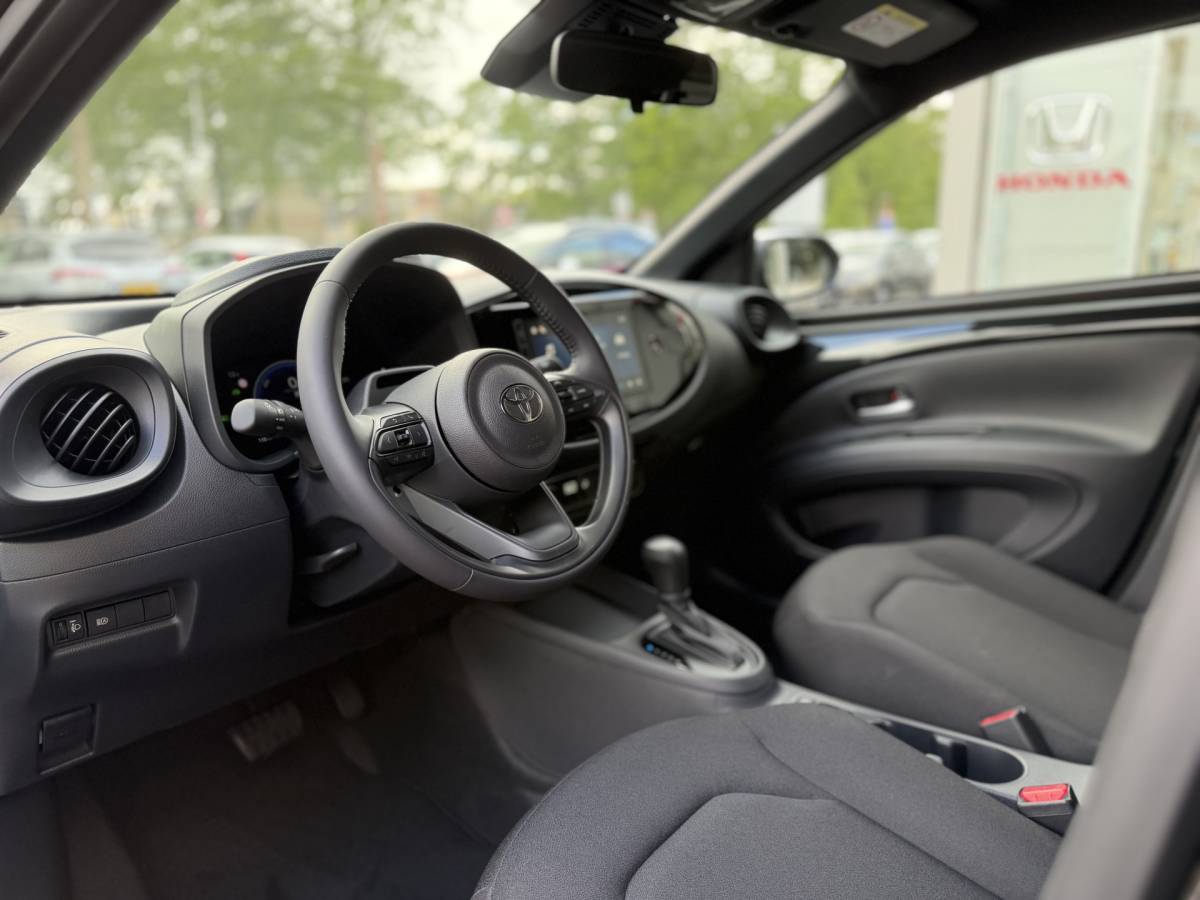 Toyota Aygo Toyota Aygo X Hybrid 115 Play + Go+ Pack Lichtmetalen velgen, Voorstoelen verwarmd, Cruise control, Climate control, Achteruitrijcamera