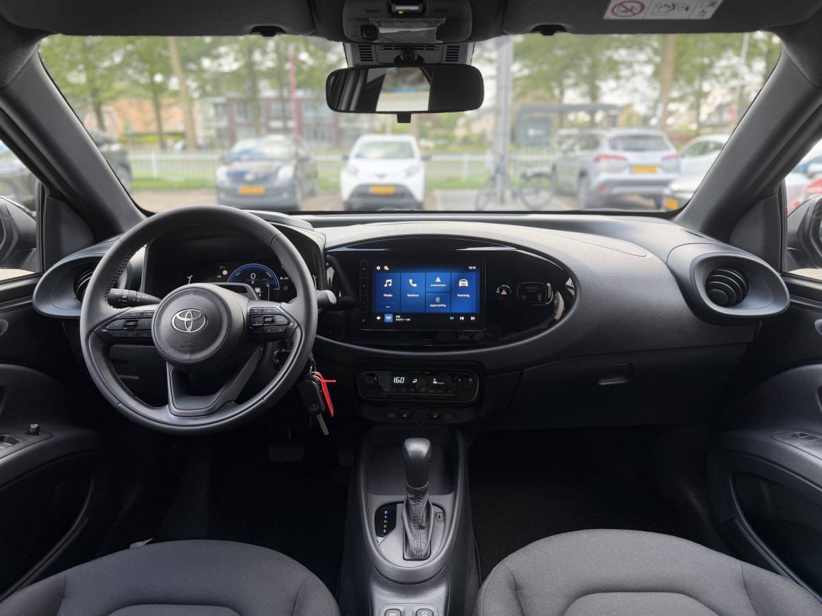 Toyota Aygo Toyota Aygo X Hybrid 115 Play + Go+ Pack Lichtmetalen velgen, Voorstoelen verwarmd, Cruise control, Climate control, Achteruitrijcamera