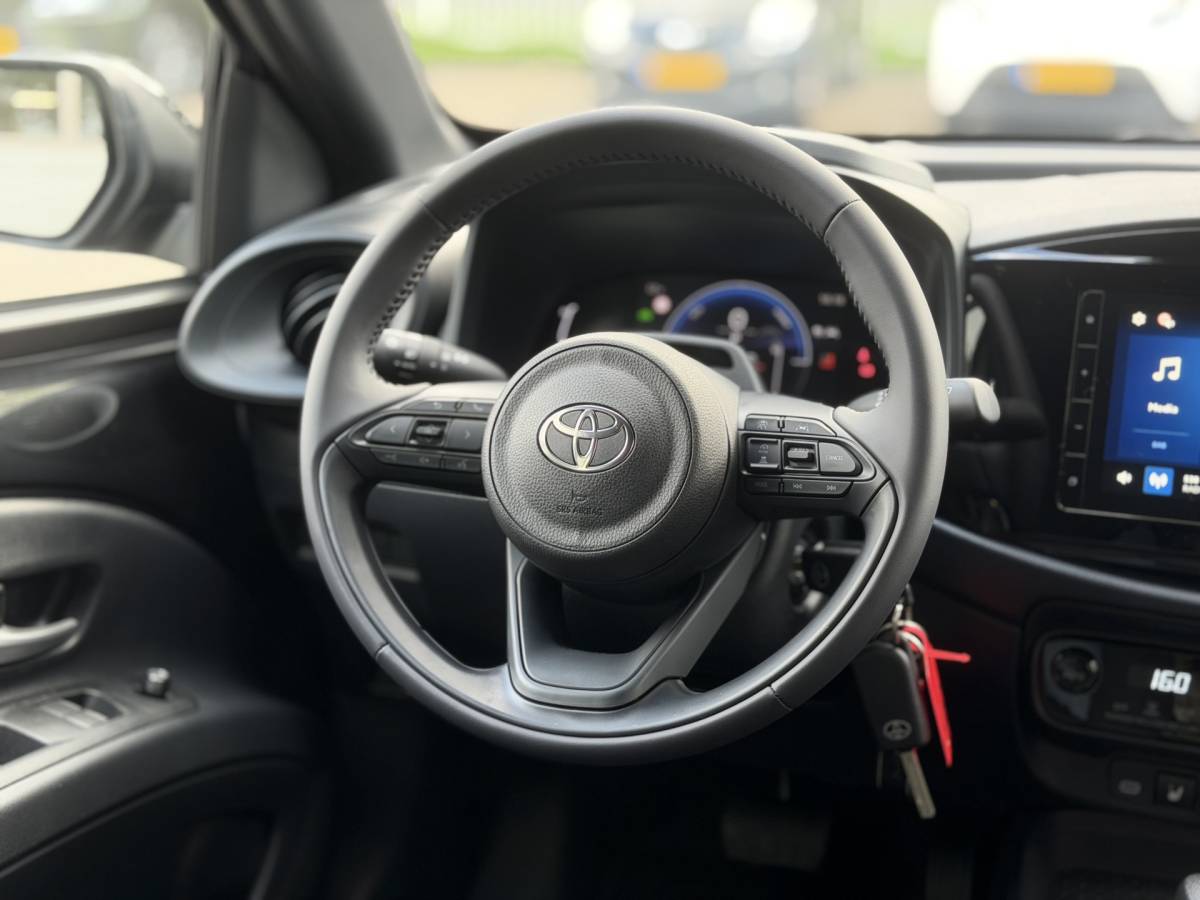 Toyota Aygo Toyota Aygo X Hybrid 115 Play + Go+ Pack Lichtmetalen velgen, Voorstoelen verwarmd, Cruise control, Climate control, Achteruitrijcamera