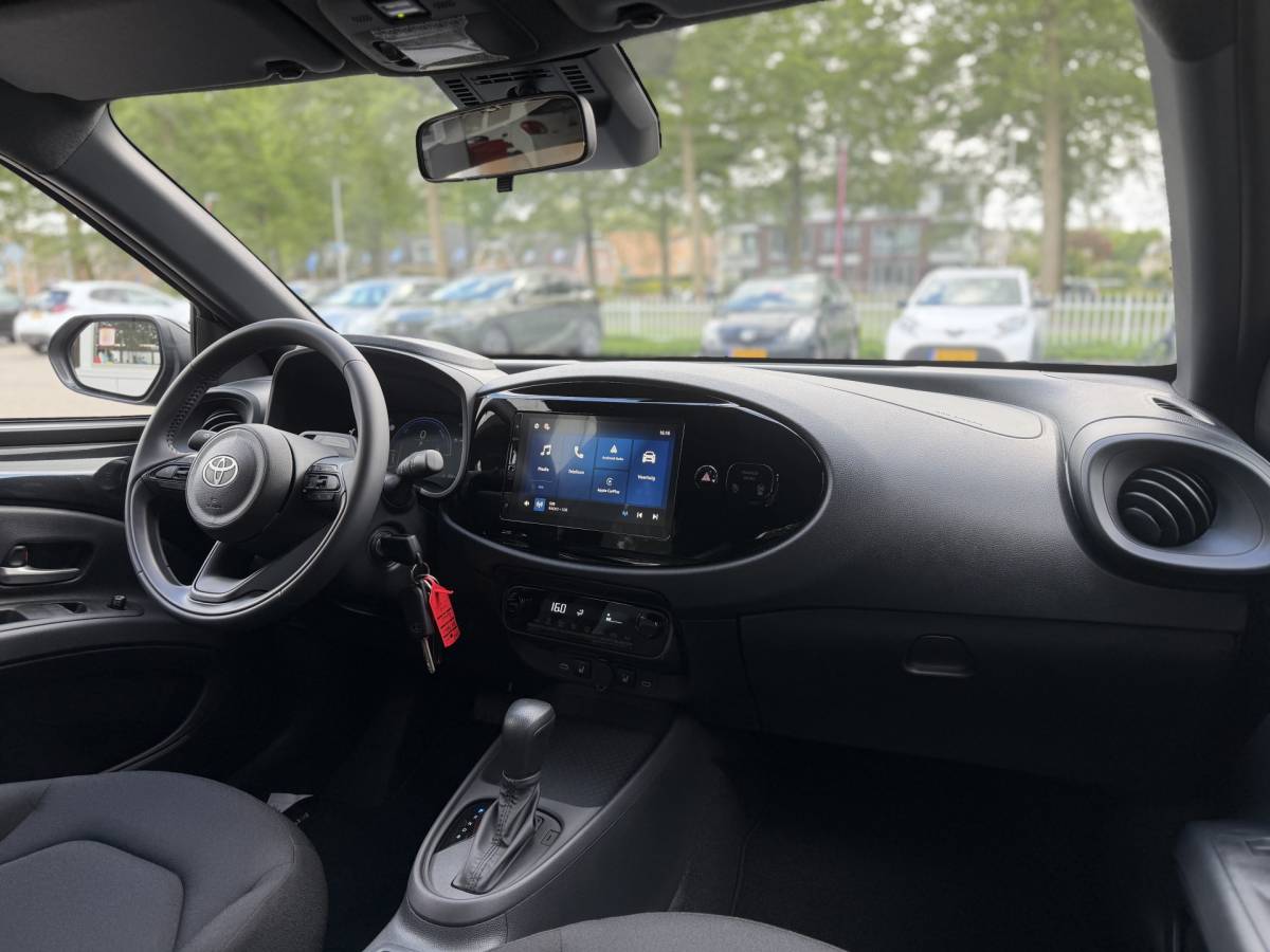 Toyota Aygo Toyota Aygo X Hybrid 115 Play + Go+ Pack Lichtmetalen velgen, Voorstoelen verwarmd, Cruise control, Climate control, Achteruitrijcamera