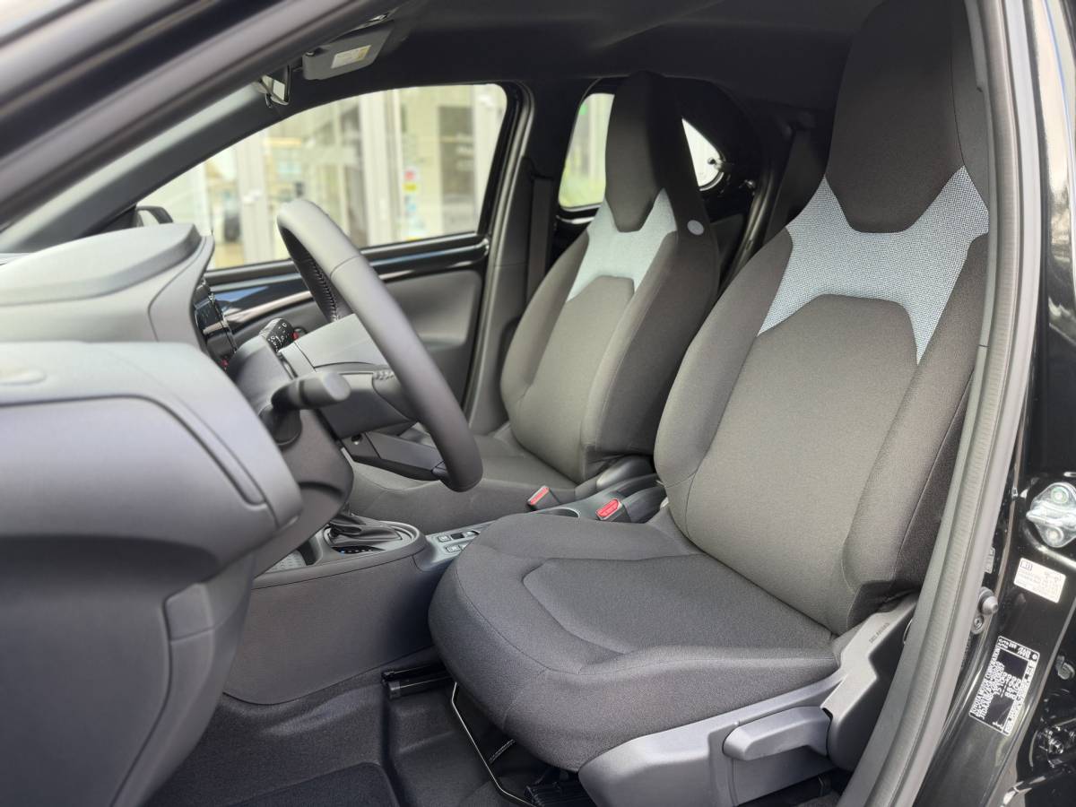 Toyota Aygo Toyota Aygo X Hybrid 115 Play + Go+ Pack Lichtmetalen velgen, Voorstoelen verwarmd, Cruise control, Climate control, Achteruitrijcamera