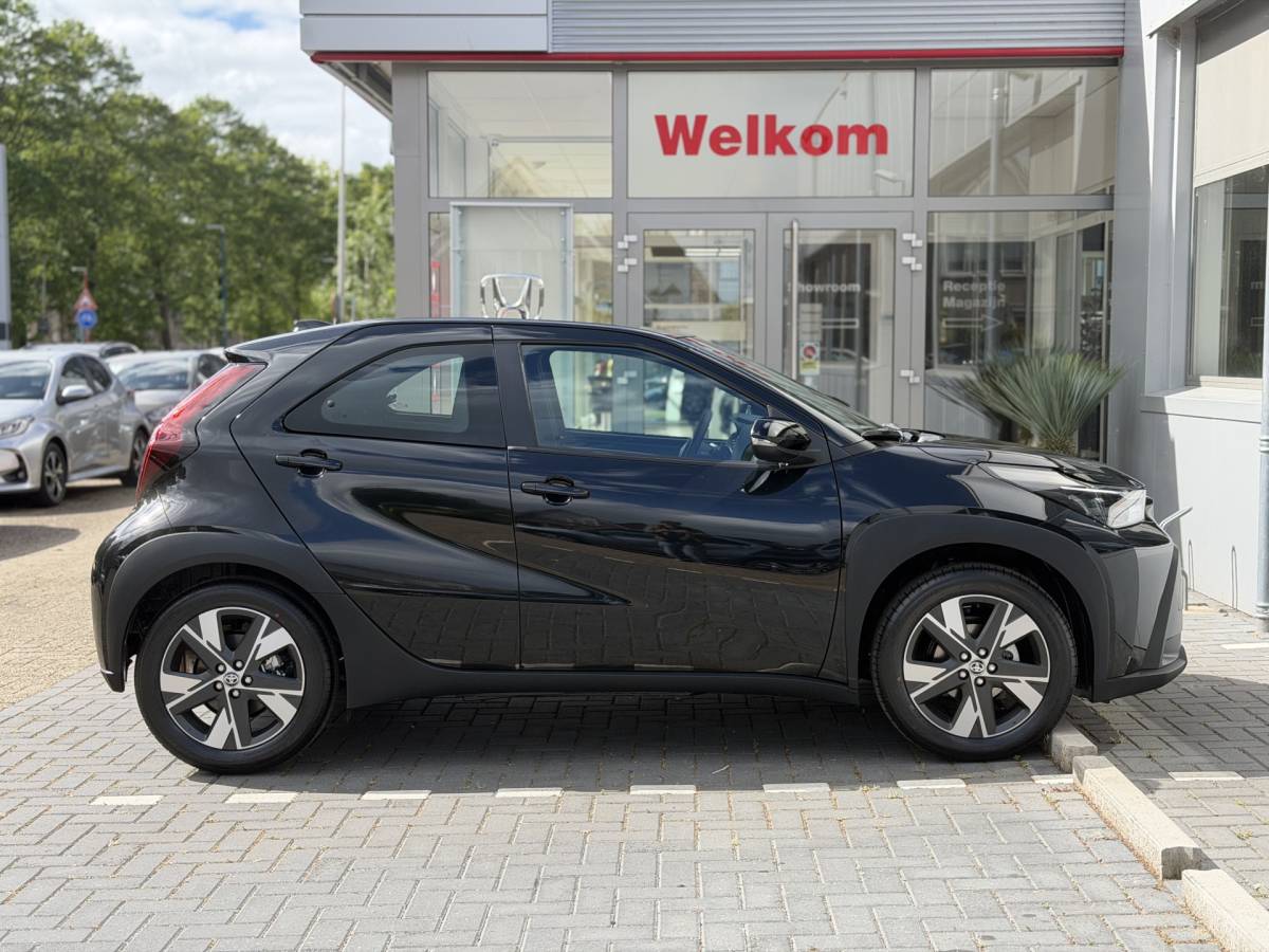 Toyota Aygo Toyota Aygo X Hybrid 115 Play + Go+ Pack Lichtmetalen velgen, Voorstoelen verwarmd, Cruise control, Climate control, Achteruitrijcamera