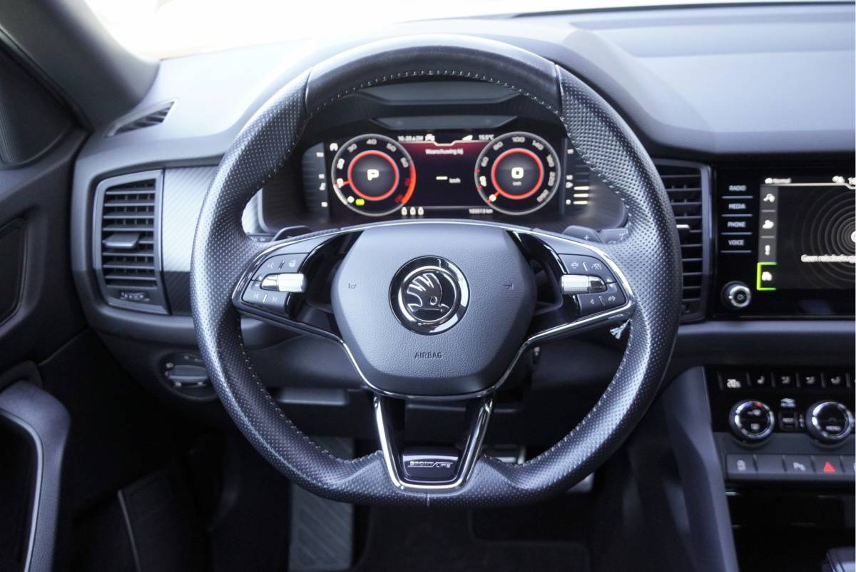 Škoda Kodiaq ŠKODA Kodiaq 1.5 TSI 150PK! Automaat Sportline Business BJ2020 Lmv 20″ | Led V+A | Pdc | Achteruitrijcamera | App-Connect | Navi | Virtual cockpit | Climate control | Cruise control | Elek. Be stoel+Mem | Sportstoelen/Sportstuur | Verwarmde voorstoelen | Zwarte hemel
